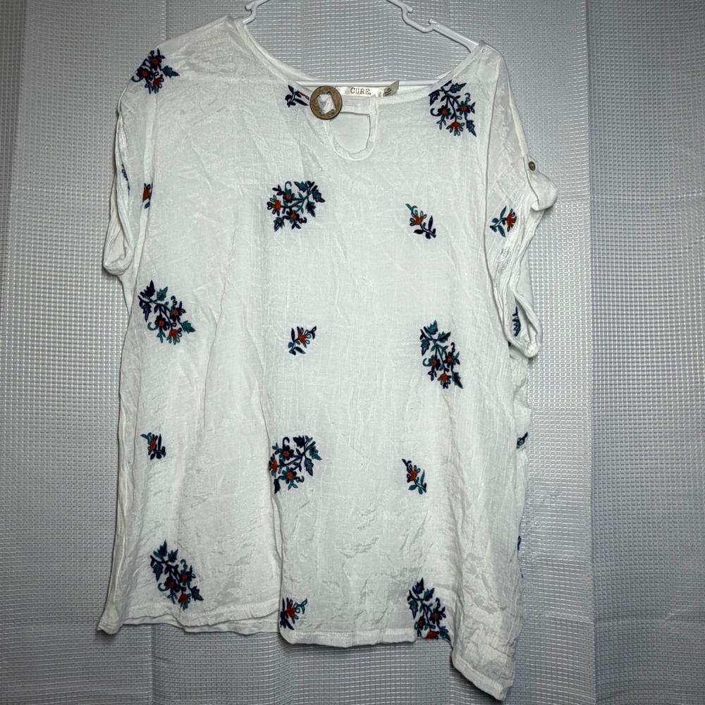 CURE. Floral‎ Embroidered Top 1XL White Wood Ring Keyhole Neck Relaxed Fit